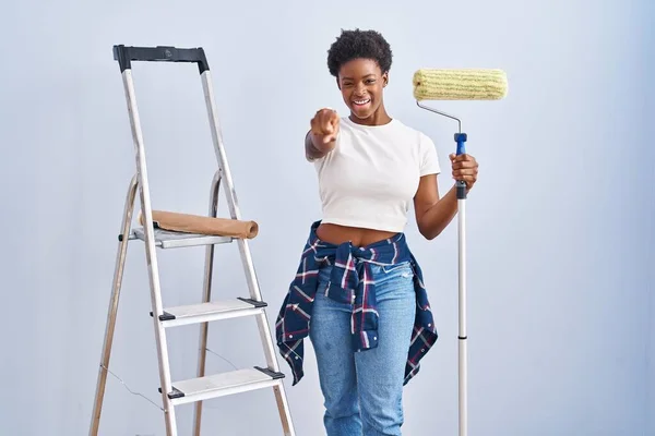 Donna Afroamericana Che Tiene Mano Roller Painter Indicando Fotocamera Con — Foto Stock