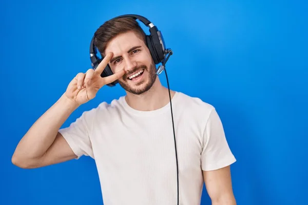 Ισπανόφωνος Άνδρας Γενειάδα Ακούγοντας Μουσική Φορώντας Ακουστικά Κάνοντας Σύμβολο Της — Φωτογραφία Αρχείου