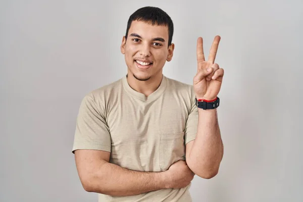 Νεαρός Άραβας Φοράει Casual Shirt Χαμογελώντας Χαρούμενο Πρόσωπο Κλείνει Μάτι — Φωτογραφία Αρχείου