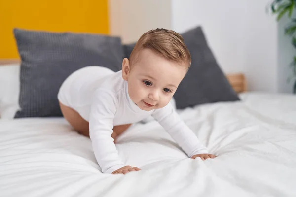 Liebenswertes Kaukasisches Baby Krabbelt Schlafzimmer Auf Dem Bett — Stockfoto