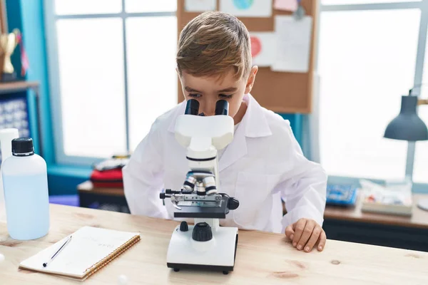 Uroczy Latynoski Uczeń Korzystający Mikroskopu Klasie Laboratoryjnej — Zdjęcie stockowe