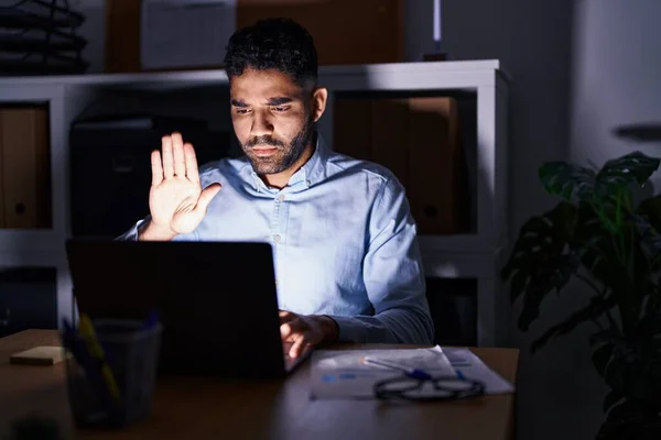 Hispanic Man Med Skägg Arbetar Kontoret Med Laptop Natten Med — Stockfoto