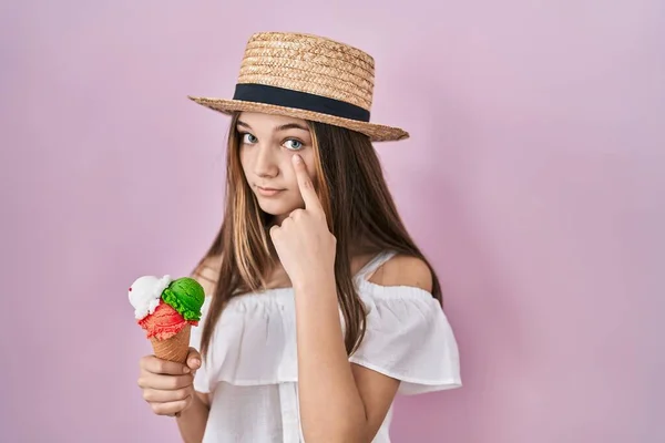 十代の女の子保持アイスクリームを指す目にあなたのジェスチャーを見ます 疑わしい式 — ストック写真