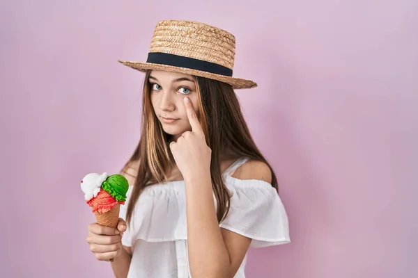 Teenager Dívka Drží Zmrzlinu Ukazuje Oko Sledovat Vás Gesto Podezřelý — Stock fotografie