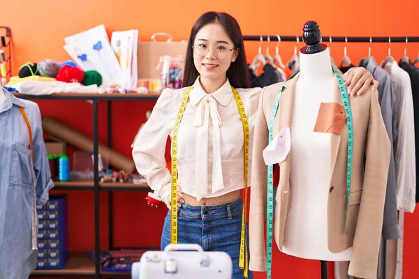 Young Chinese Woman Tailor Smiling Confident Leaning Manikin Atelier — Stock Fotó