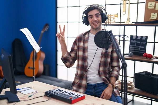 Joven Hispano Tocando Piano Estudio Música Sonriendo Con Cara Feliz —  Fotos de Stock