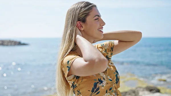 Joven Rubia Sonriendo Confiada Peinando Pelo Playa — Foto de Stock