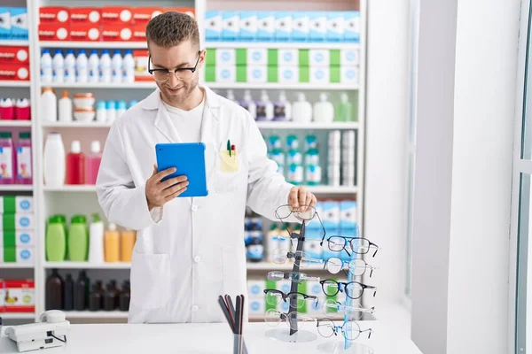 Young Caucasian Man Pharmacist Using Touchpad Holding Glasses Pharmacy — Stockfoto