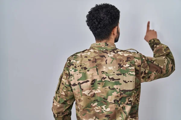 Homem Árabe Vestindo Uniforme Exército Camuflagem Posando Para Trás Apontando — Fotografia de Stock