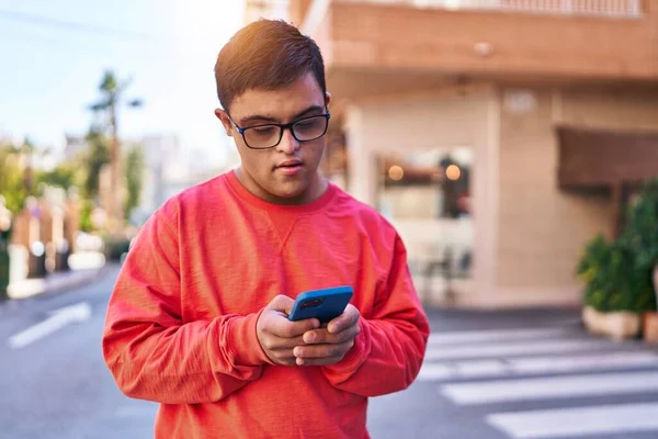 Homme Trisomique Utilisant Smartphone Avec Une Expression Sérieuse Dans Rue — Photo