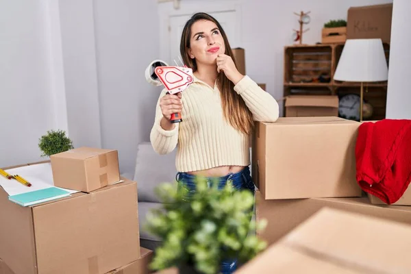 Jonge Spaanse Vrouw Verhuizen Naar Een Nieuw Huis Verpakking Dozen — Stockfoto