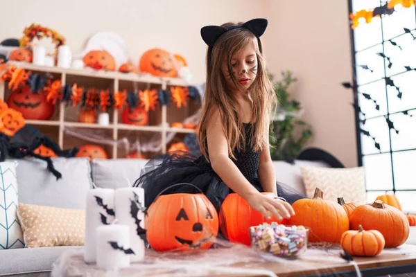 Roztomilé Hispánské Dívka Sobě Halloween Kostým Drží Bonbóny Mísy Doma — Stock fotografie