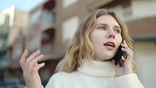 Sokakta Rahat Bir Ifadeyle Akıllı Telefondan Konuşan Genç Sarışın Kadın — Stok fotoğraf