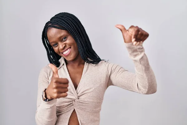Afrykanka Warkoczami Stojąca Nad Białym Tłem Aprobująca Pozytywny Gest Ręką — Zdjęcie stockowe