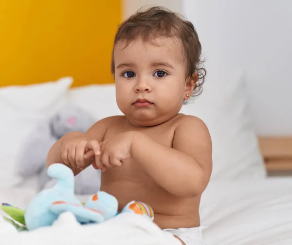 Αξιολάτρευτο Ισπανόφωνο Μωρό Που Κάθεται Στο Κρεβάτι Παίζοντας Την Κούκλα — Φωτογραφία Αρχείου