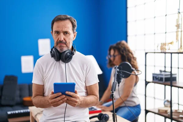 Hombre Hispano Mediana Edad Estudio Música Usando Tableta Relajada Con —  Fotos de Stock