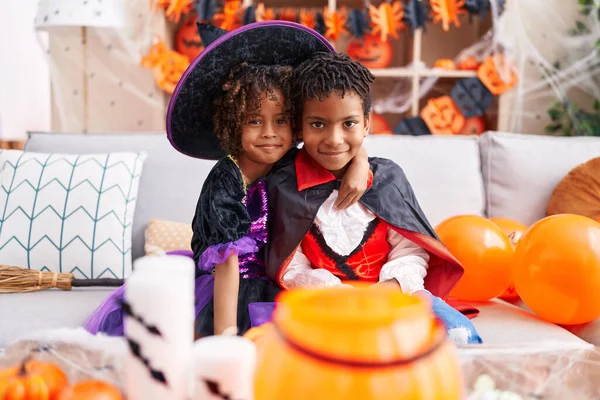 Adorable Afroamericano Chico Chica Usando Disfraz Halloween Abrazándose Casa —  Fotos de Stock
