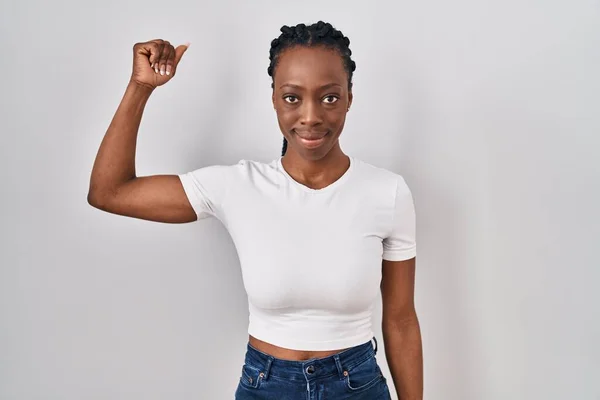 Mooie Zwarte Vrouw Staan Geïsoleerde Achtergrond Sterke Persoon Tonen Arm — Stockfoto