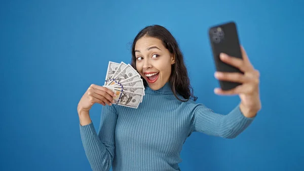 Ung Smuk Spansktalende Kvinde Tager Selfie Holder Dollars Isoleret Blå - Stock-foto