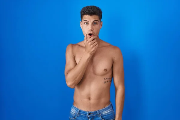 Joven Hombre Hispano Pie Sin Camisa Sobre Fondo Azul Que —  Fotos de Stock