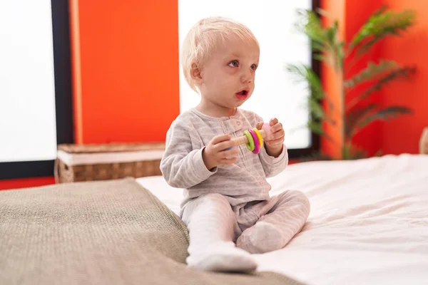 Sevimli Sarışın Çocuk Yatak Odasında Oyuncaklarla Oynuyor — Stok fotoğraf