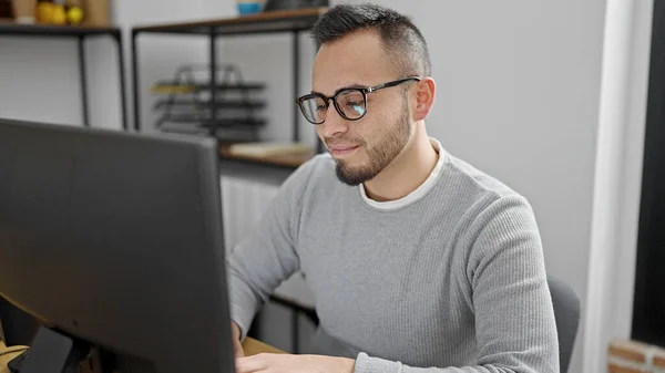 Spanisch Mann Geschäftsmann Mit Computer Mit Ernstem Gesicht Büro — Stockfoto
