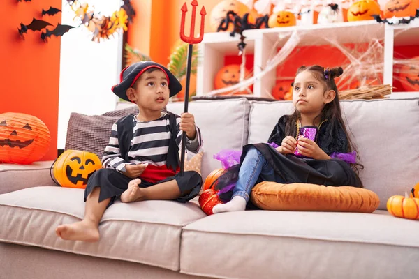 Roztomilý Chlapec Dívka Halloween Party Sedí Pohovce Doma — Stock fotografie