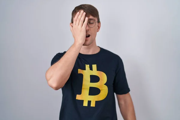 Beyaz Sarışın Bitcoin Tişört Giyen Yorgun Yarı Yüz Göz Ağız — Stok fotoğraf