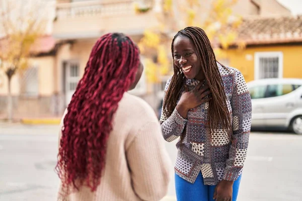 Африканские Американские Подруги Выступающие Вместе Улице — стоковое фото