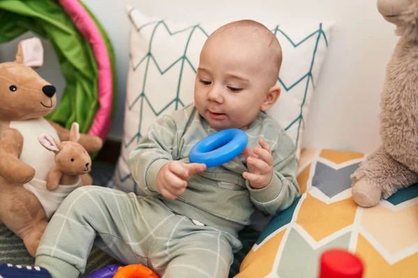 Sevimli Beyaz Bebek Yerde Oturup Evde Çember Oynuyor — Stok fotoğraf