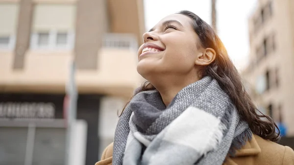 Jong Mooi Latino Vrouw Glimlachend Omhoog Kijkend Genieten Van Zon — Stockfoto