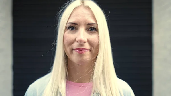 Junge Blonde Frau Steht Mit Entspanntem Gesichtsausdruck Auf Der Straße — Stockfoto