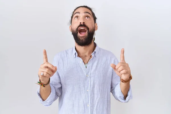 Hispanischer Mann Mit Bart Lässigem Hemd Staunend Und Überrascht Aufblickend — Stockfoto