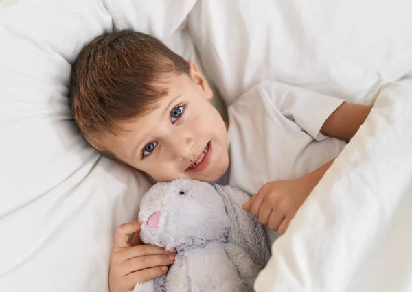 Sevimli Beyaz Çocuk Yatak Odasında Oyuncak Bebekle Yatakta Yatıyor — Stok fotoğraf
