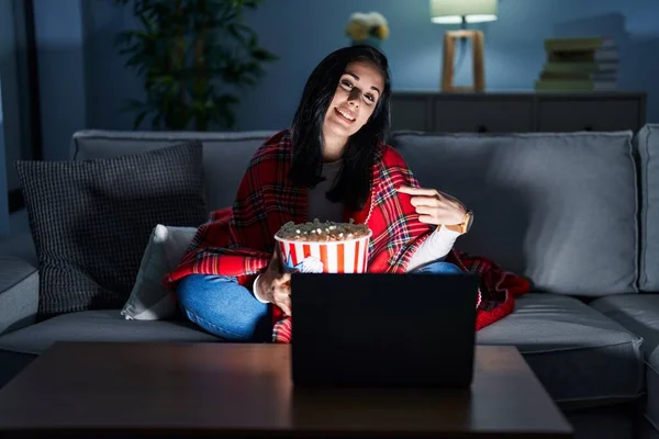 Donna Ispanica Mangiare Popcorn Guardando Film Sul Divano Guardando Fiducioso — Foto Stock