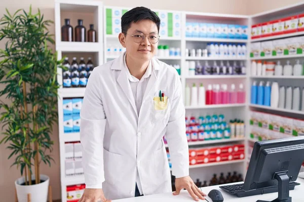 Mladý Číňan Lékárník Úsměv Sebevědomí Stojící Lékárně — Stock fotografie