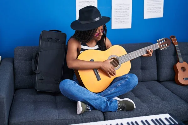 Musicienne Afro Américaine Jouant Guitare Classique Studio Musique — Photo