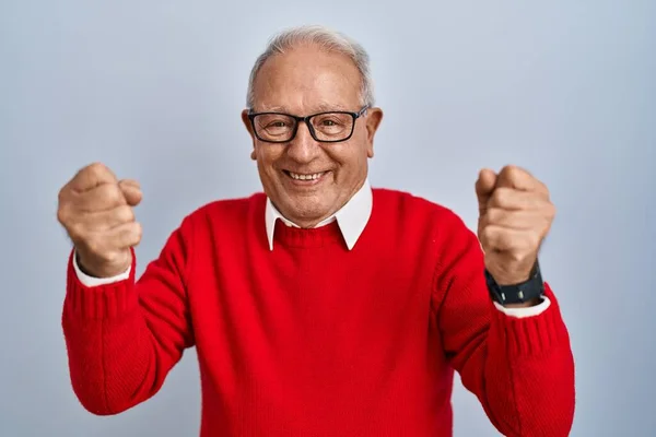 Idős Férfi Ősz Hajjal Áll Elszigetelt Háttér Nagyon Boldog Izgatott — Stock Fotó