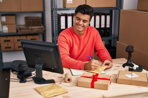 Junger Hispanischer Mann Commerce Kaufmann Schreibt Büro Paket — Stockfoto