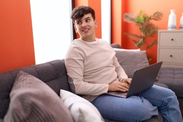Homem Não Binário Usando Laptop Sentado Sofá Casa — Fotografia de Stock