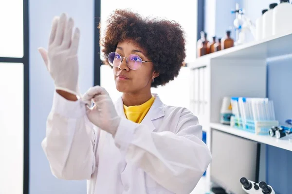 African American Woman Scientist Wearing Gloves Laboratory — Stockfoto