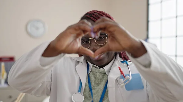 African Woman Braided Hair Doctor Smiling Doing Heart Gesture Hands — Stock Photo, Image
