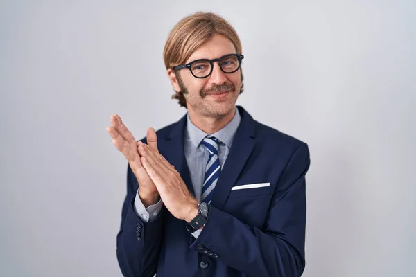 Kaukasischer Mann Mit Schnurrbart Businesskleidung Klatscht Und Applaudiert Fröhlich Und — Stockfoto