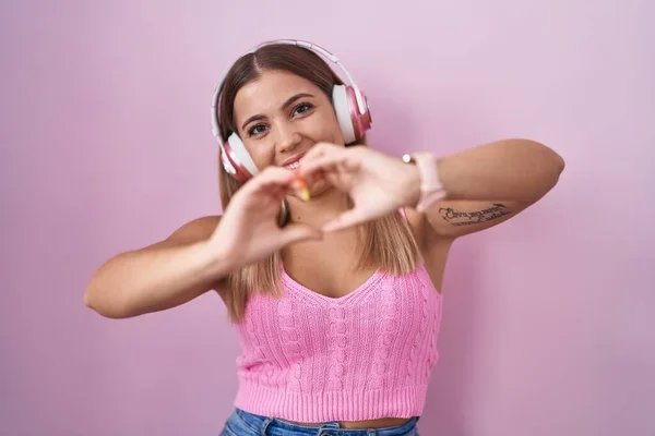 Mujer Rubia Joven Escuchando Música Usando Auriculares Sonriendo Amor Haciendo — Foto de Stock
