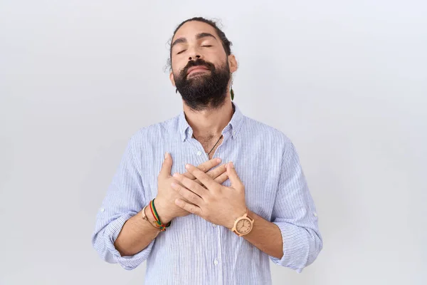 Латиноамериканець Бородою Повсякденній Сорочці Посміхається Закритими Очима Вдячним Жестом Обличчі — стокове фото