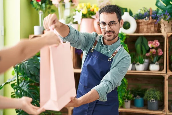 Ung Latinamerikansk Man Kund Ger Shopping Väska Till Kunden Blomsteraffär — Stockfoto