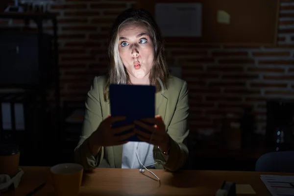Mujer Rubia Caucásica Que Trabaja Oficina Por Noche Haciendo Cara — Foto de Stock