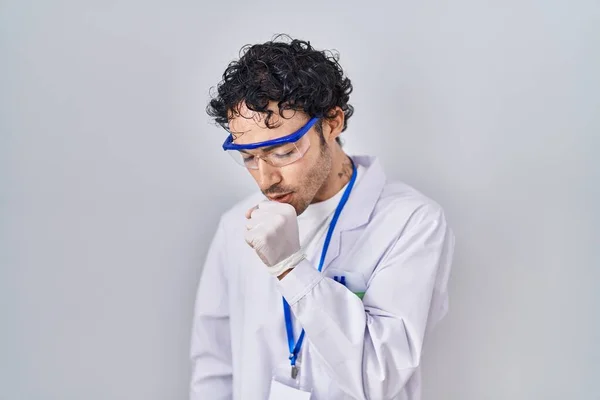 Spanyol Férfi Dolgozik Tudós Laboratóriumi Rossz Közérzet Köhögés Tüneteként Hideg — Stock Fotó