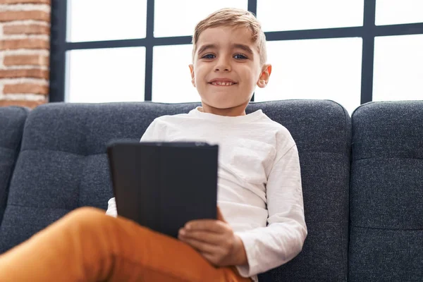 Roztomilý Hispánský Chlapec Pomocí Touchpad Sedí Pohovce Doma — Stock fotografie