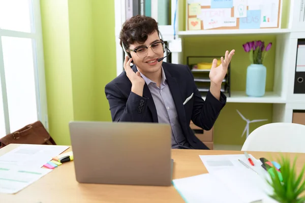 Non Binary Man Call Center Agent Smiling Confident Working Office — Stock Fotó